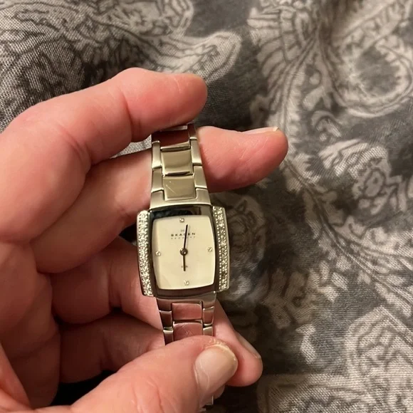 Skagen silver watch with saworkian gemstones. New - Picture 6 of 9